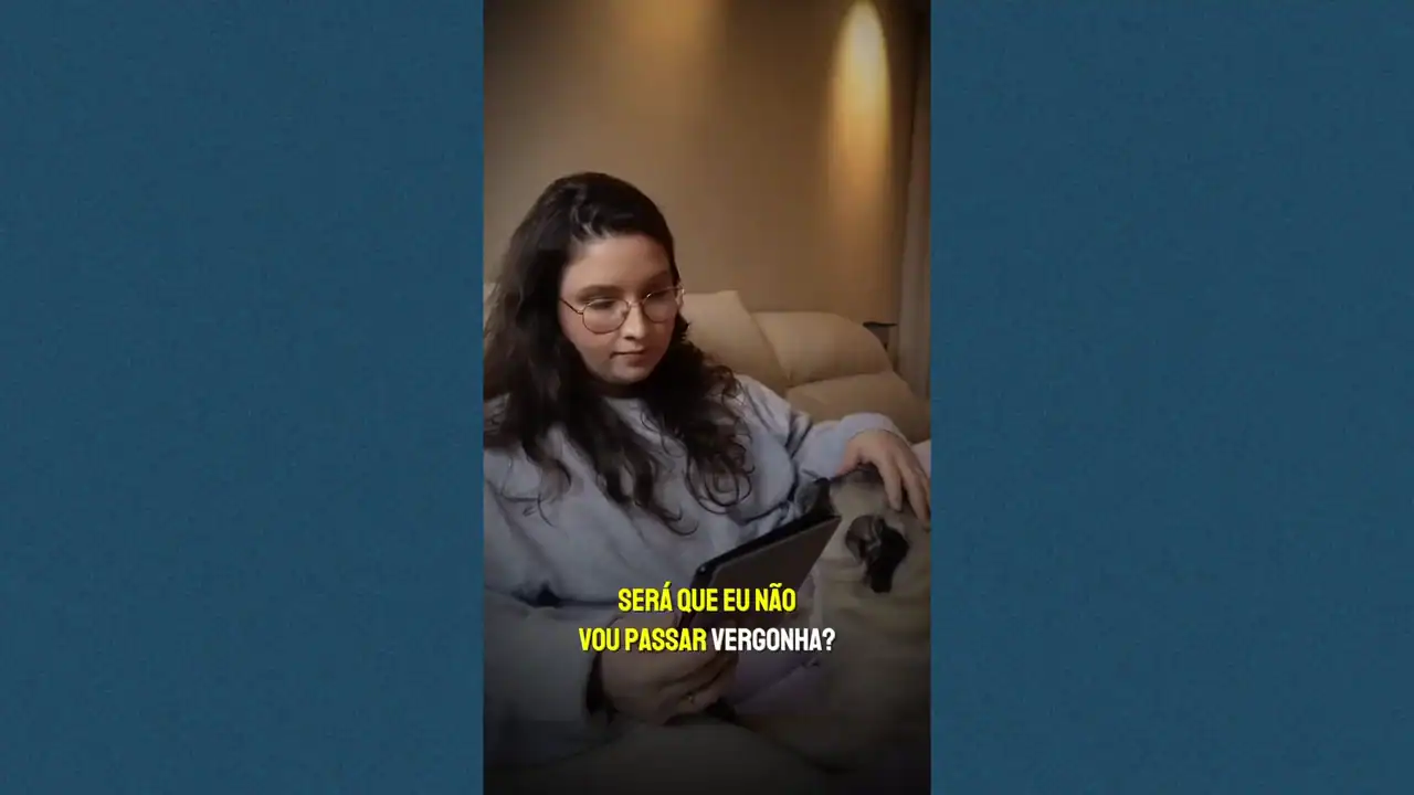 Frame de anúncio em vídeo vertical em que a especialista pensa, em legenda, será que eu não vou passar vergonha
