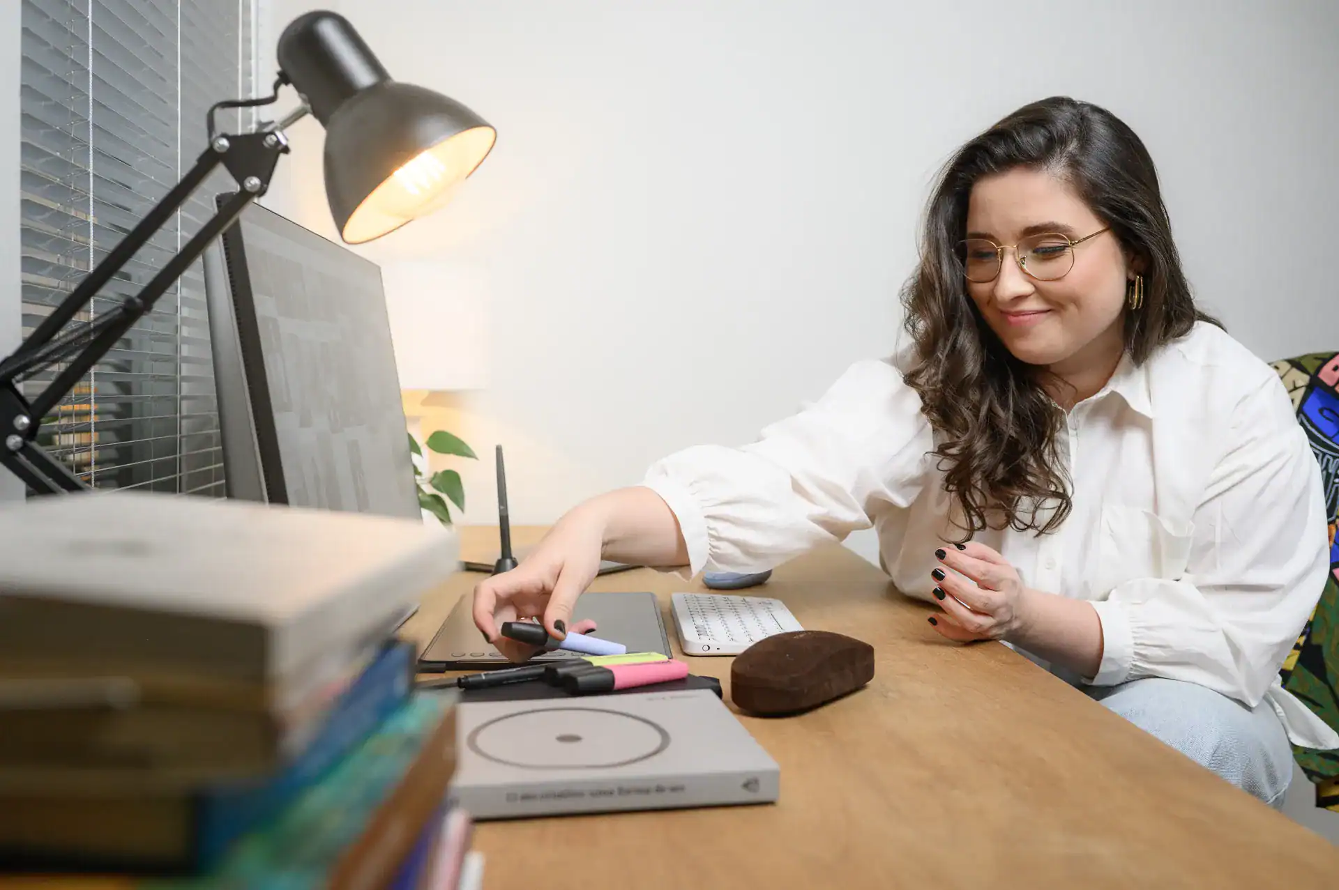 Júlia Wolf Cruz trabalhando na mesa do escritório