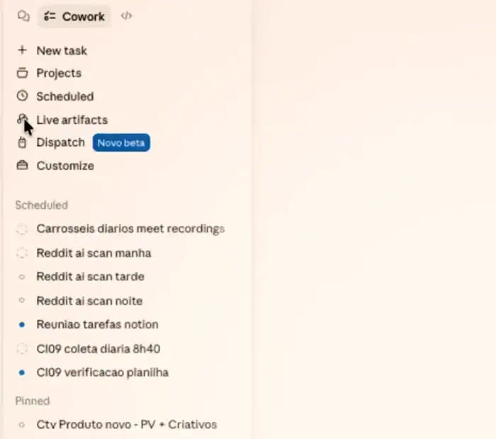 Barra lateral do Cowork no aplicativo do Claude, com New task, Projects, Scheduled, Live artifacts, Dispatch (a conexão com o celular) e Customize, e a lista de tarefas agendadas