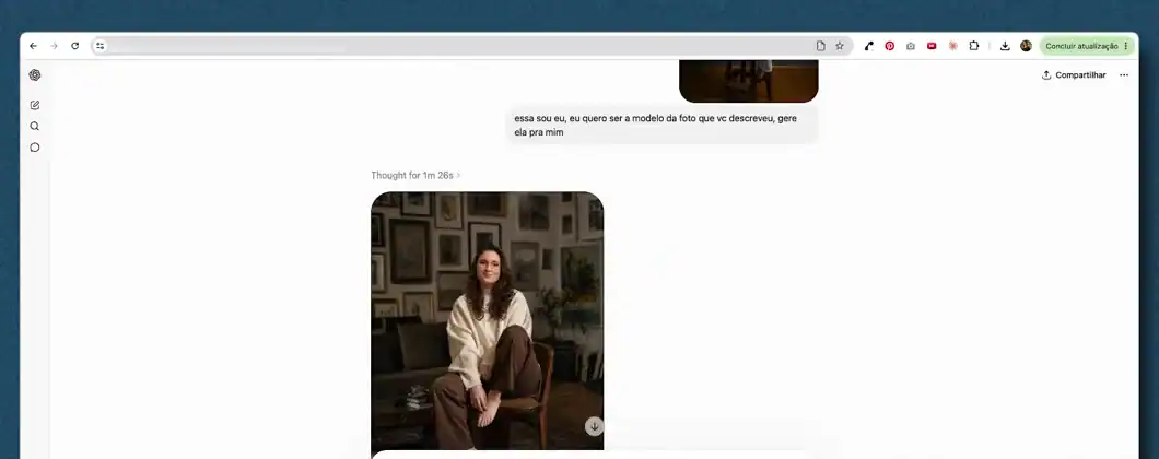 Conversa no ChatGPT com a foto gerada de uma mulher sentada numa sala de estar com muitos quadros nas paredes, a partir do pedido "eu quero ser a modelo da foto"