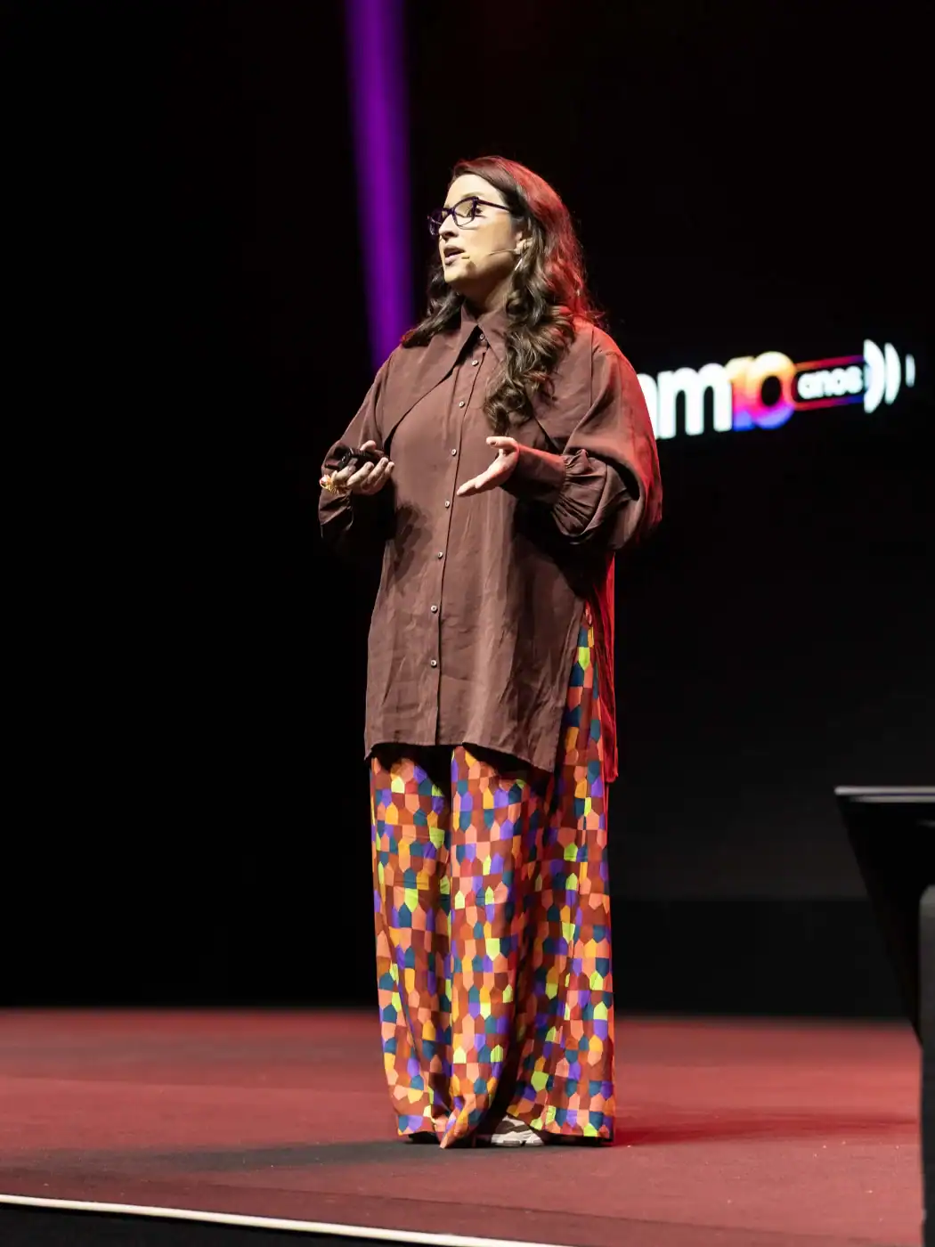 Júlia Wolf Cruz palestrando no palco do O Novo Mercado